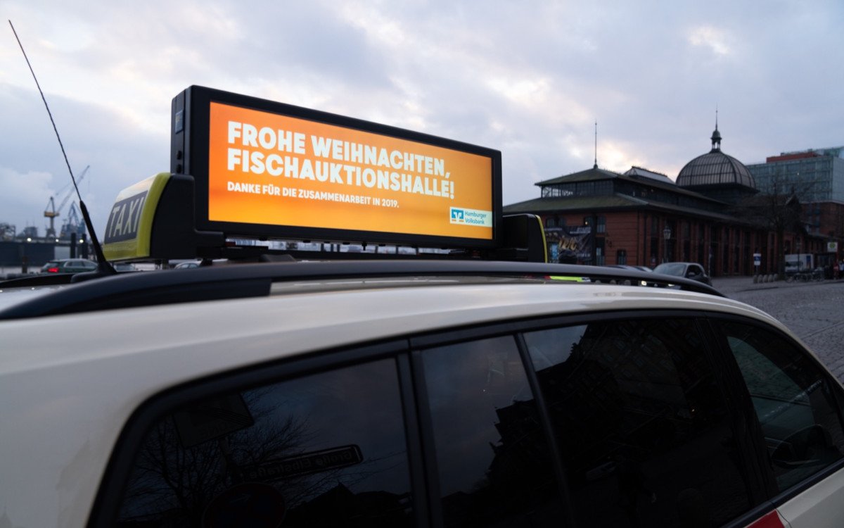 Location Based DooH - Hamburger Volksbank nutzt DooH für Weihnachtsgrüße (Foto: Taxi AD)