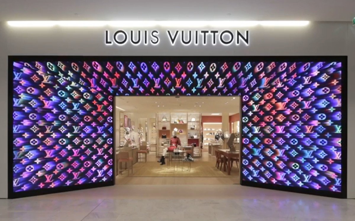 Louis Vuitton Digital Fassade am Flughafen CDG in Paris (Foto: Screenshot)