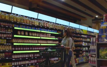 Supermarkt setzt auf Digital Signage über un dim Regal (Foto: Screenshot)