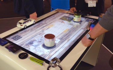 Der Interaktive Touchscreen Tisch ALPHA von eyefactive setzt auf Objekt-Erkennung für den Wow-Effekt (Foto: eyefactive)