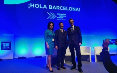 Hoher Besuch aus Barcelona - Bürgermeisterin und Minister zusamme mit ISE-Chef Mike Blackman (Foto: invidis)