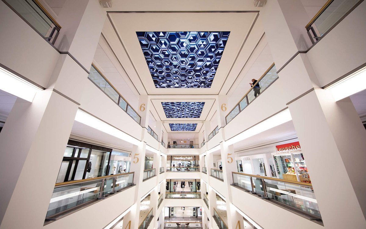 In fast 60 Metern Höhe verwandelt die LED-Digitalkunstinstallation „The Canopy“ die Atriumsdecke in eine digitale Leinwand (Foto: Leviathan)