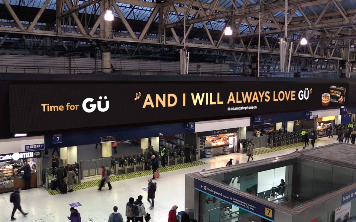 Süße Liebesbriefe mit Gü auf dem größten Indoor-Bildschirm Großbritanniens an Londons Waterloo Station (Foto: Grand Visual)
