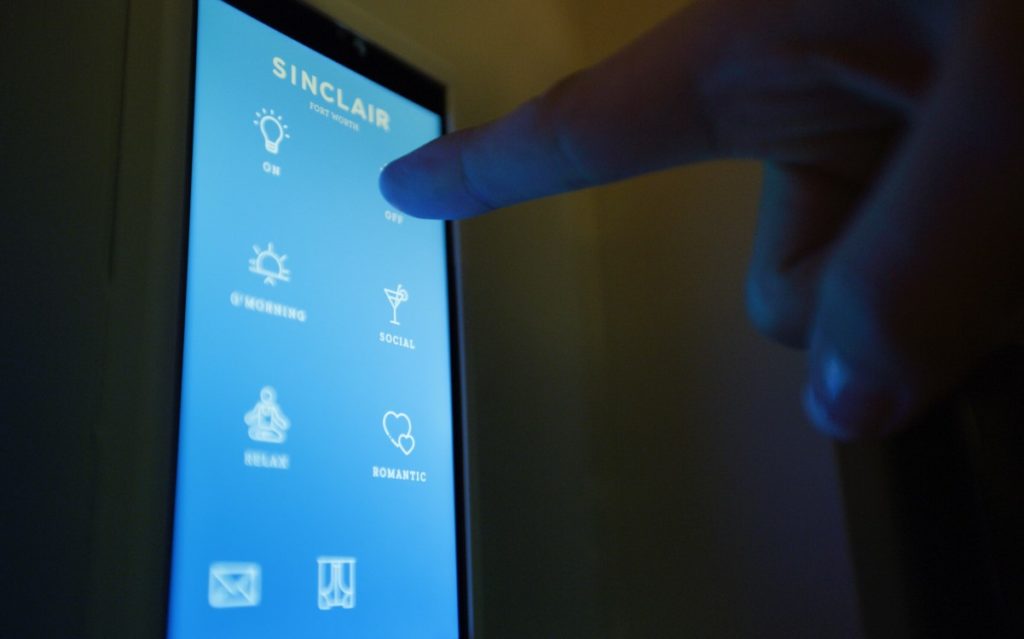 Über ein Touch-Pad können Gäste je nach Stimmung verschiedene Beleuchtungsarten für ihr Zimmer im Sinclair auswählen (Foto: Intel/Sinclair Holdings LLC)