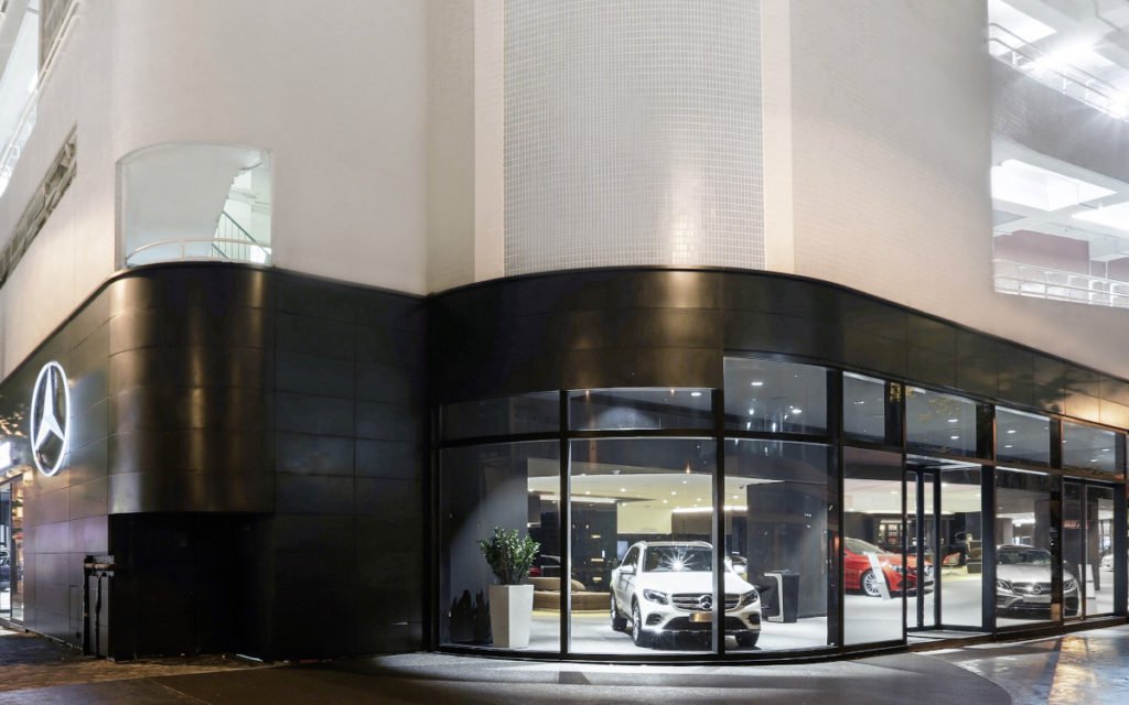 Eine Herausforderung für Mercedes-Benz war, die wirtschaftlich eigenständigen Partner von den großen Investitionen des neuen Showroom-Konzepts zu überzeugen (Foto: Mercedes)