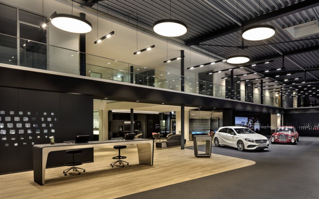 Das neue Showroom-Konzept soll im Mercedes-Benz Autohaus der Zukunft den Spagat zwischen Verkauf, After-Sales Service, Imagebildung und Eventfläche hinbekommen (Foto: Mercedes)