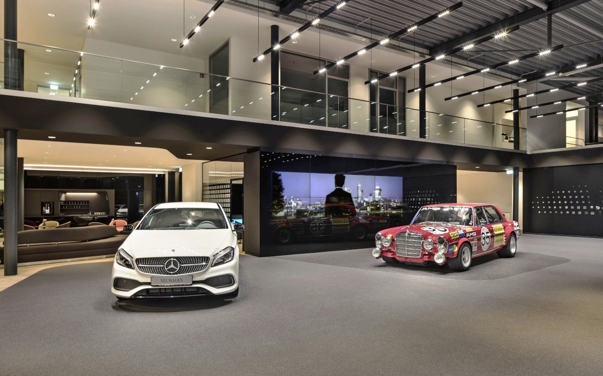 Das neue Showroom-Konzept von Mercedes-Benz MAR2020 soll der Marke mit dem Stern ein jüngeres Image verleihen (Foto: Mercedes)
