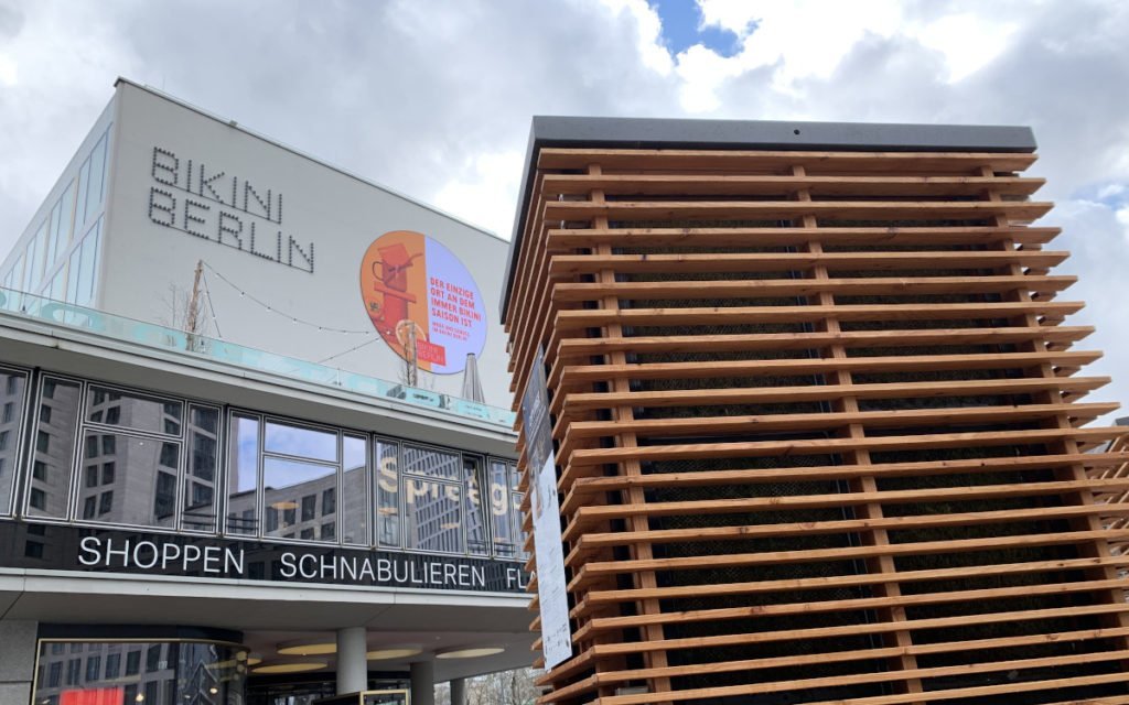 Street Furniture with Purpose – Ein CityTree vor dem Bikini in Berlin (Foto: invidis)