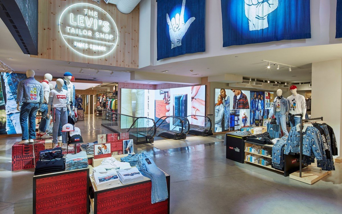 Eingangsbereich des Levi‘s Flagshipstore am Times Square, New York City (Foto: BrightSign)