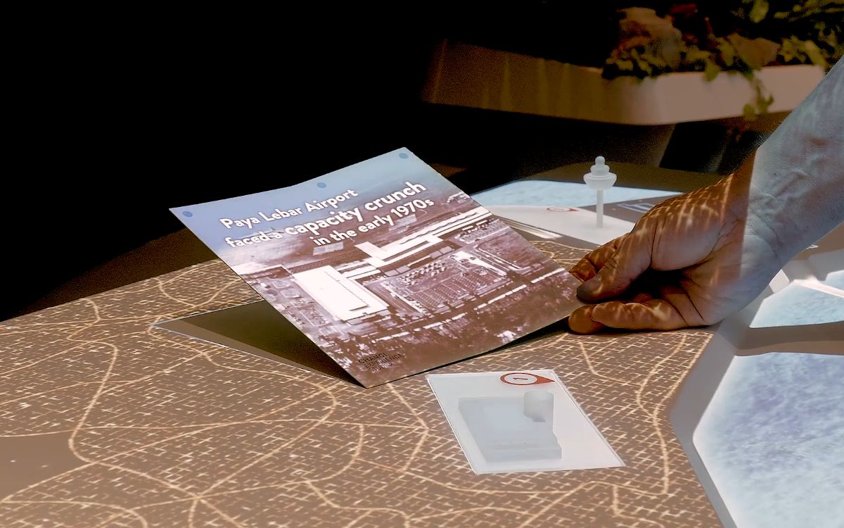Mit Projection-Mapping werden Informationen direkt auf den Travel-Guides der Besucher im Changi Experience Studio gezeigt (Foto: Screenshot)