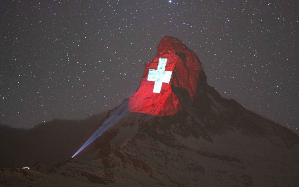 Projection Mapping: Matterhornprojektion als Zeichen der Hoffnung | invidis