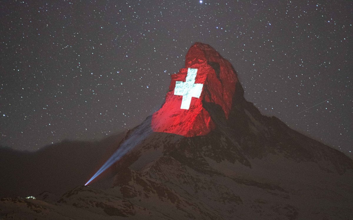 Corona-Krise Projection Mapping auf der Matterhornspitze (Light Art by Gerry Hofstetter / Foto Gabriel Perren)