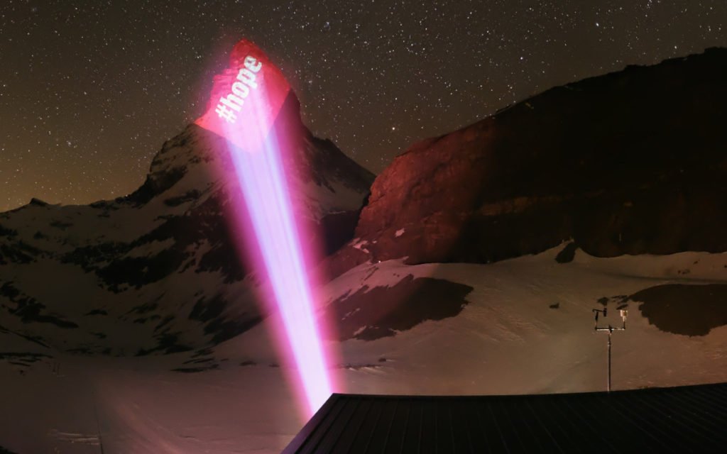 Corona-Krise Projection Mapping auf der Matterhornspitze (Light Art by Gerry Hofstetter / Foto Gabriel Perren)