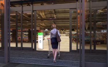 DMS bietet mit digitalen Stelen und einem Ampelsystem eine Lösung für die Zutrittskontrolle in Supermärkten, die in Österreich eingehalten werden muss (Foto: Digiale Mediensysteme)