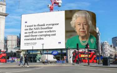 Queen Elizabeth II auf den Piccadilly Lights im Herzen Londons (Foto: Ocean Outdoor)