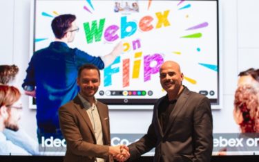 Webex on Flip bringt Ciscos Software auf das Flip 2: Ben Holmes, Head of Marketing and Signage Strategy bei Samsung Europe (links) und Sandeep Mehra, Vice President und General Manager von Webex Rooms (Foto: Samsung)