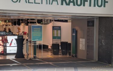 Seiteneigang bei Galeria Karstadt Kaufhof am Marienplatz (Foto: invidis)
