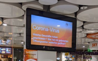 Display mit Corona-Hinweisen am Münchner Stachus (Foto: invidis)