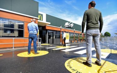Bodensticker - McDonalds NL testet neue Corona-Maßnahmen (Foto: McD NL)