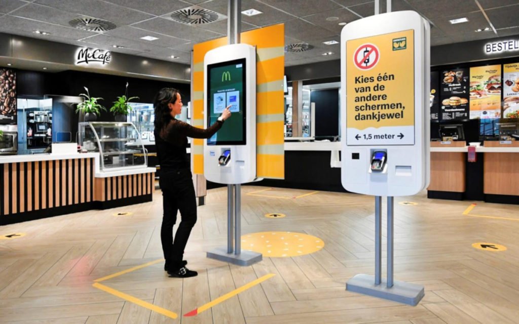 Nur jedes zweite Orderterminal darf genutzt werden - McDonalds NL testet neue Corona-Maßnahmen (Foto: McD NL)