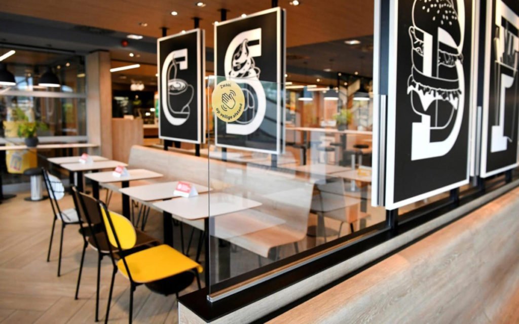 Plexiglasabtrennung - McDonalds NL testet neue Corona-Maßnahmen (Foto: McD NL)
