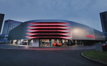 Im chinesischen Hangzhou hat Porsche als Pilot erstmals einen Handelsbetrieb in der neuen Corporate-Architecture „Destination Porsche“ umgebaut. (Foto: Porsche)