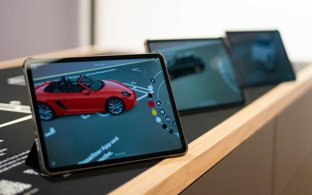 AR-Tablets im Porsche Now Pop-Up in Sindelfingen (Foto: Porsche)