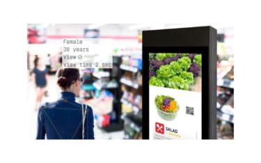 Die Smart Signage von Advertima erkennt via AI Kunden und passt Werbung entsprechend individuell an (Foto: Advertima)