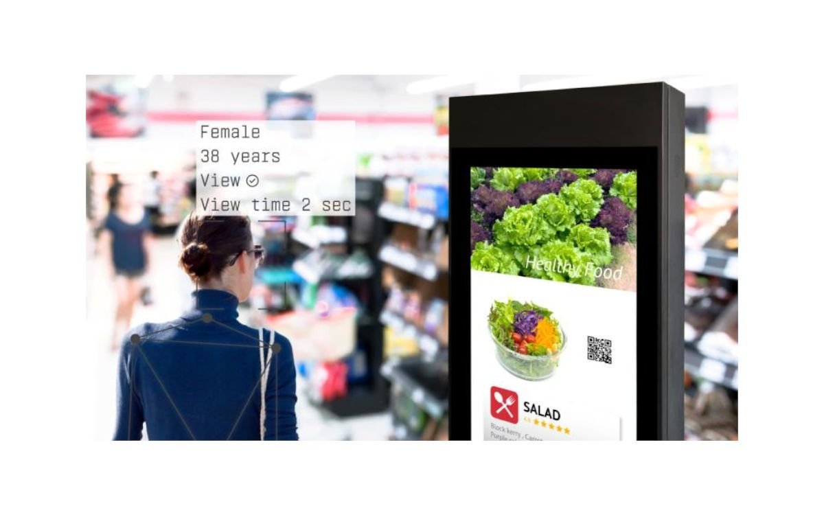 Die Smart Signage von Advertima erkennt via AI Kunden und passt Werbung entsprechend individuell an (Foto: Advertima)