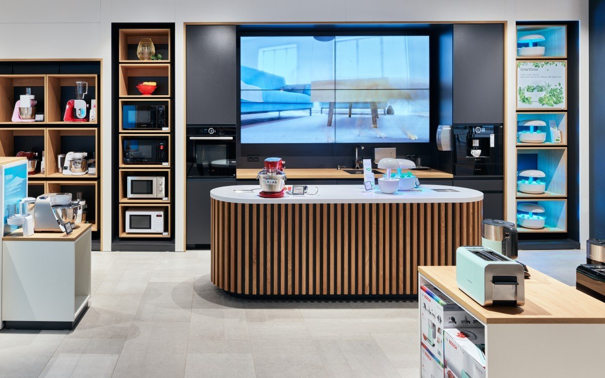 Der neue Bosch Store in Seiersberg bei Graz ist die zweite Erlebniswelt für die vernetzten Hausgeräte in Österreich, Ladenbau und Store Design kamen wieder von umdasch The Store Makers (Foto: umdasch)