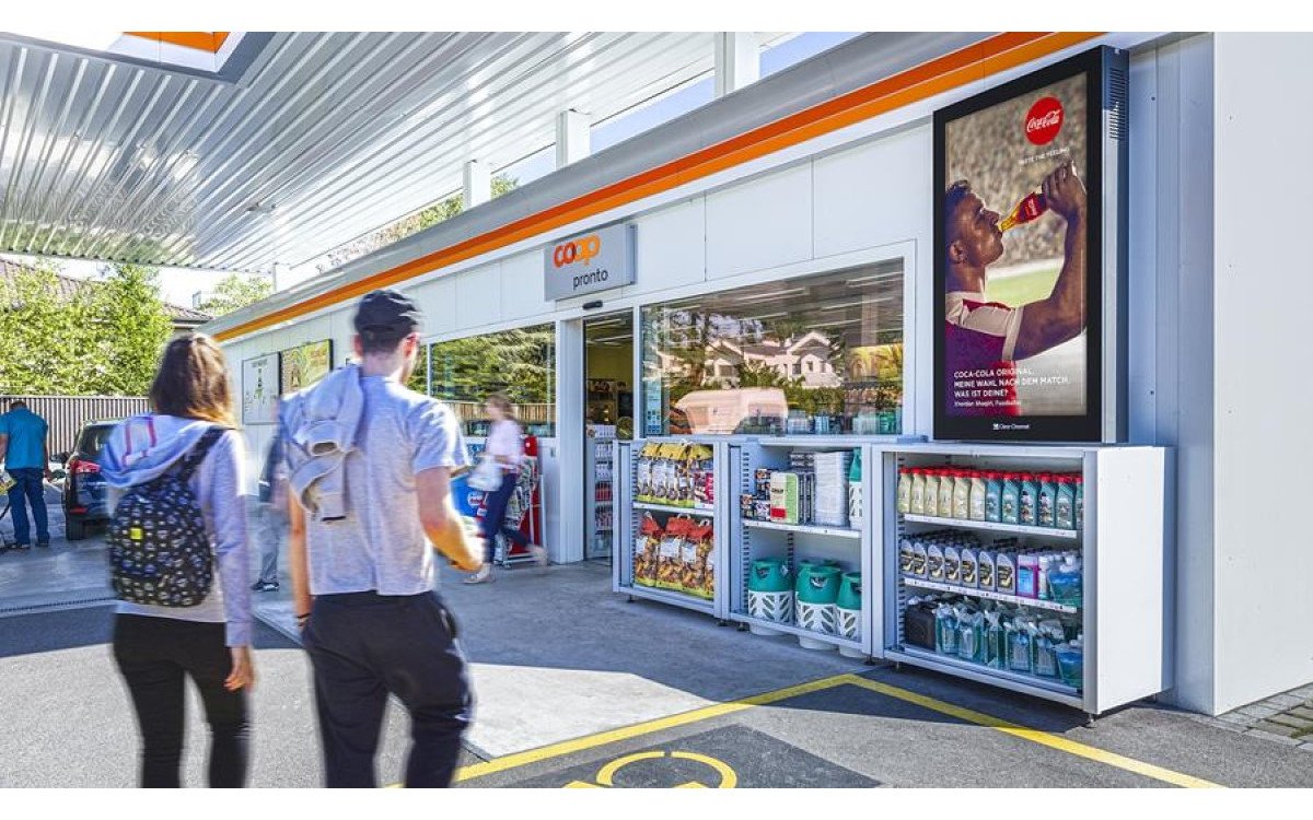 Clear Channel Schweiz und Pronto lancieren ein neues schweizweites DooH-Netz an 180 Pronto Tankstellen Shops (Foto: Clear Channel)
