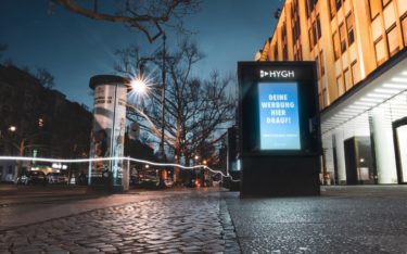 Hygh-Stele in Berlin – Auf diesen Installationen und den rund 250 in Geschäften platzierten Displays in der Hauptstadt kann demnächst über die Plattform des DooH-Start-ups simpel Werbefläche für Jedermann gebucht werden (Foto: Hygh)