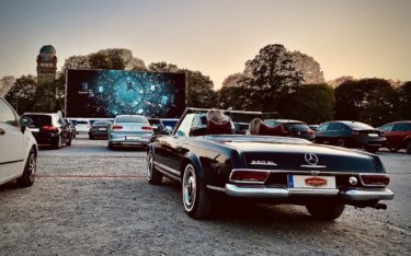 Revival für das Autokino – Während Kinos geschlossen sind können die Besucher hier auf Abstand zueinander Kino erleben (Foto: Innlights Displaysolutions)