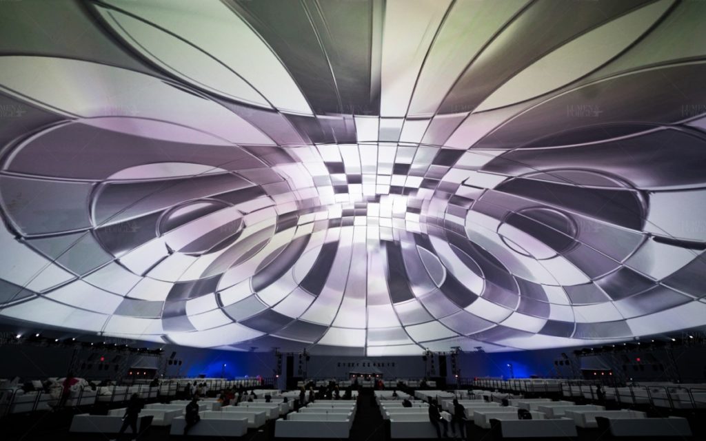 Super-Dome zum Super Bowl – Die Projektionskuppel von Lumen & Forge von innen (Foto: Lumen & Forge)