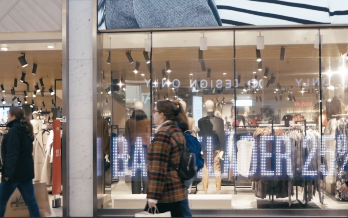Transparente LED-Folie von LG im KappAhl Flagship-Store (Foto: Screenshot)