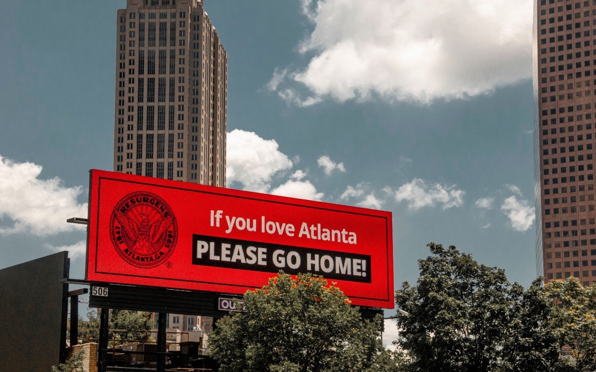Unruhen in USA - DooH-Billboards wie hier in Atlanta rufen zur Ruhe auf (Foto: Maria Oswalt / Unsplash)