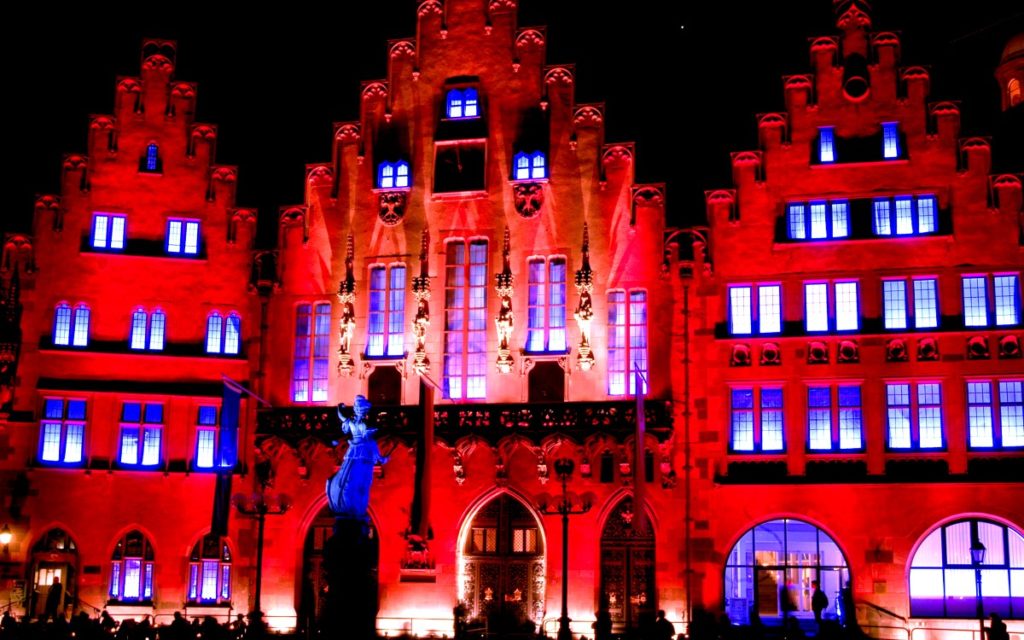 Die Veranstaltungsbranche sieht Rot – zur Night of Light erstrahlen Gebäude und Wahrzeichen in Deutschland in roter Lichtkunst (Foto: Night of Light)