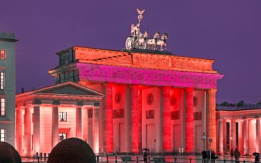 Das Brandenburger Tor in rot bei der Night of Lights, um auf die schwierige Lage der Veranstaltungsbranche hinzuweisen (Foto: Night of Light)