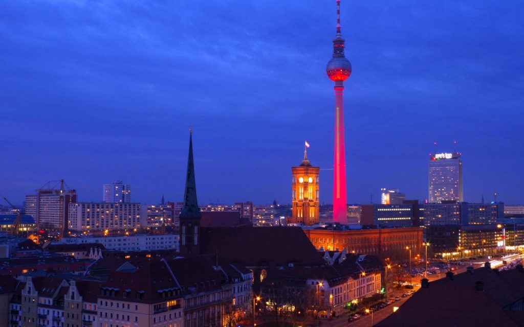 Die Veranstaltungsbranche sieht Rot – zur Night of Light erstrahlen Gebäude und Wahrzeichen in Deutschland in roter Lichtkunst (Foto: Night of Light)