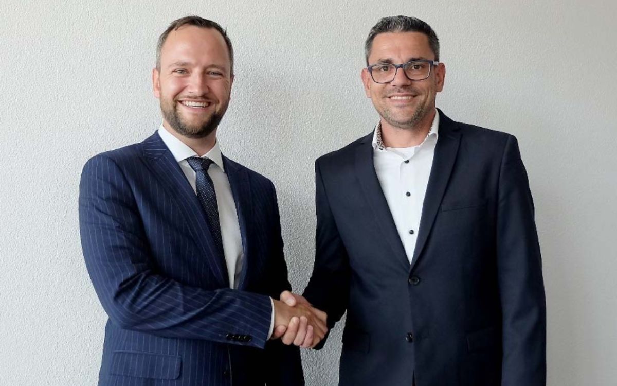 Marcel Rzeplinski (l.) übergibt die Spitze der SwissScreen AG an den neuen Eigentümer Josip Bajusic (Foto: SwissScreen)
