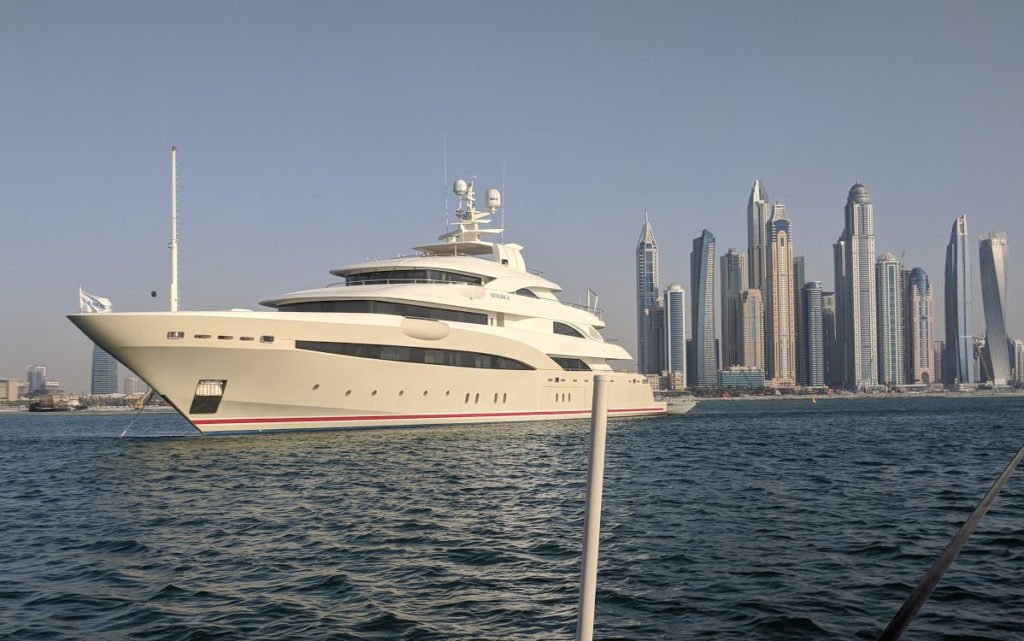 Superyacht in Dubai (Foto: invidis)
