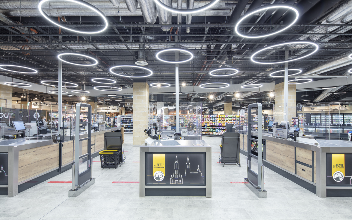 Kassenzone im EDEKA Dörflinger in Ulm: Große Rohre, Gitterelemente und Schwarzstahl im Industrial-Design von Wanzl (Foto: Wanzl)