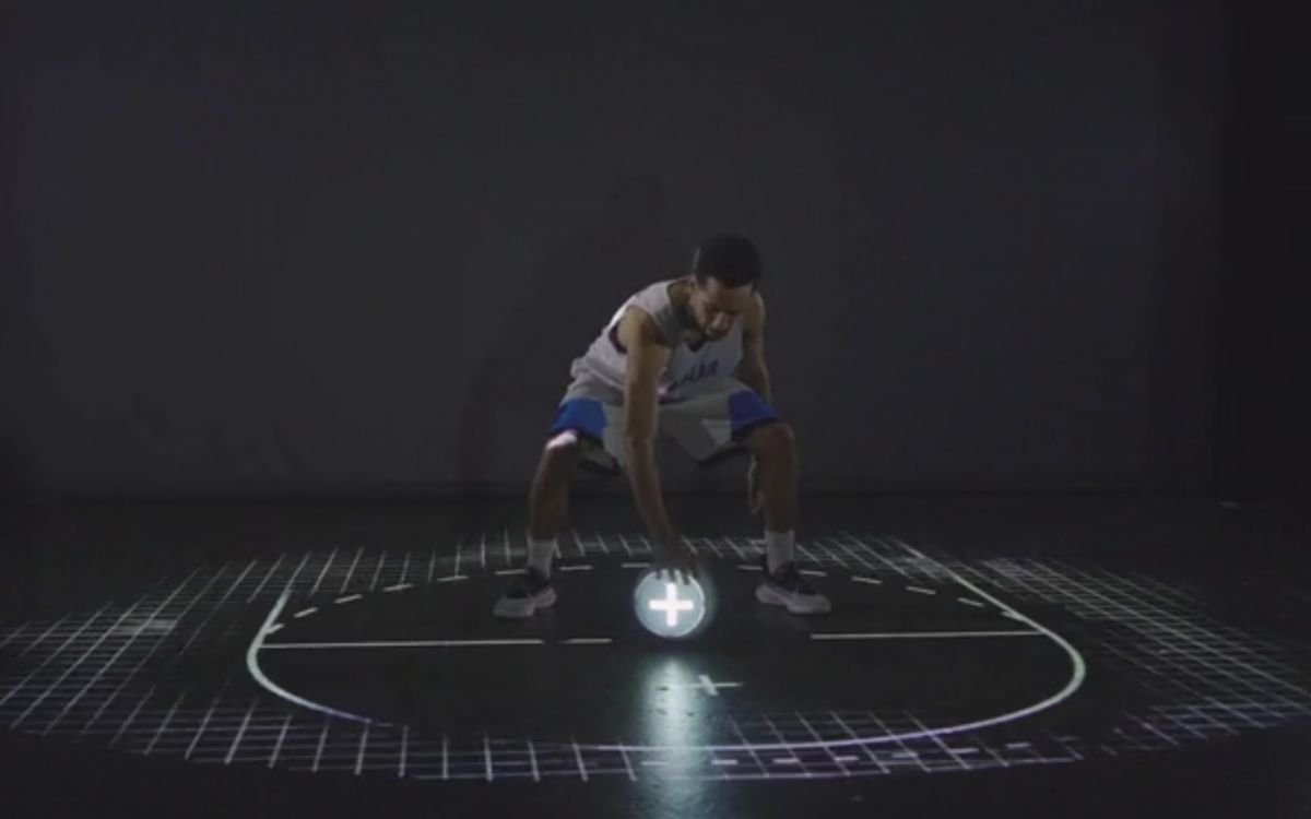 Panasonic und Moment Factory zeigen im virtuellen interaktiven Basketball-Court, was die Projektions- und Tracking-Tech heutzutage kann (Foto: Screenshot)