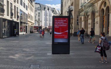CocaCola Corona-Kampagne auf Ströer DooH-Stele (Foto: invidis)