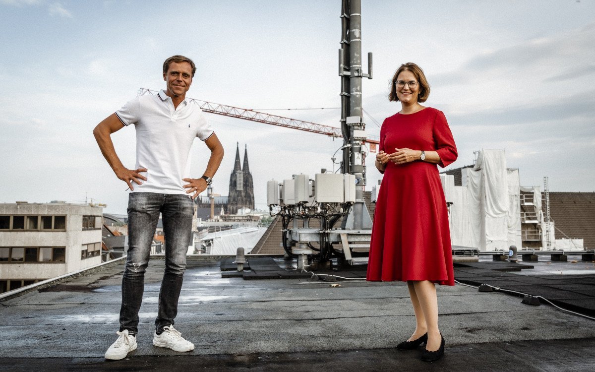 Köln macht Tempo bei 5G: Vodafone Technik-Chef Gerhard Mack und Stadtkämmerin Dr. Dörte Diemert. (Foto: Vodafone)
