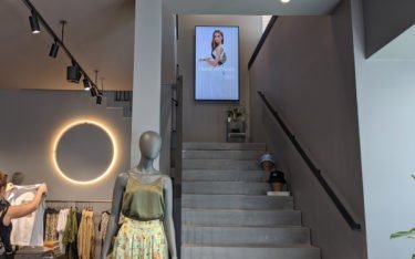 Auch im Flagshipstore in der Innensstadt - Displayplatzierung wo sie hingehören (Foto: invidis)