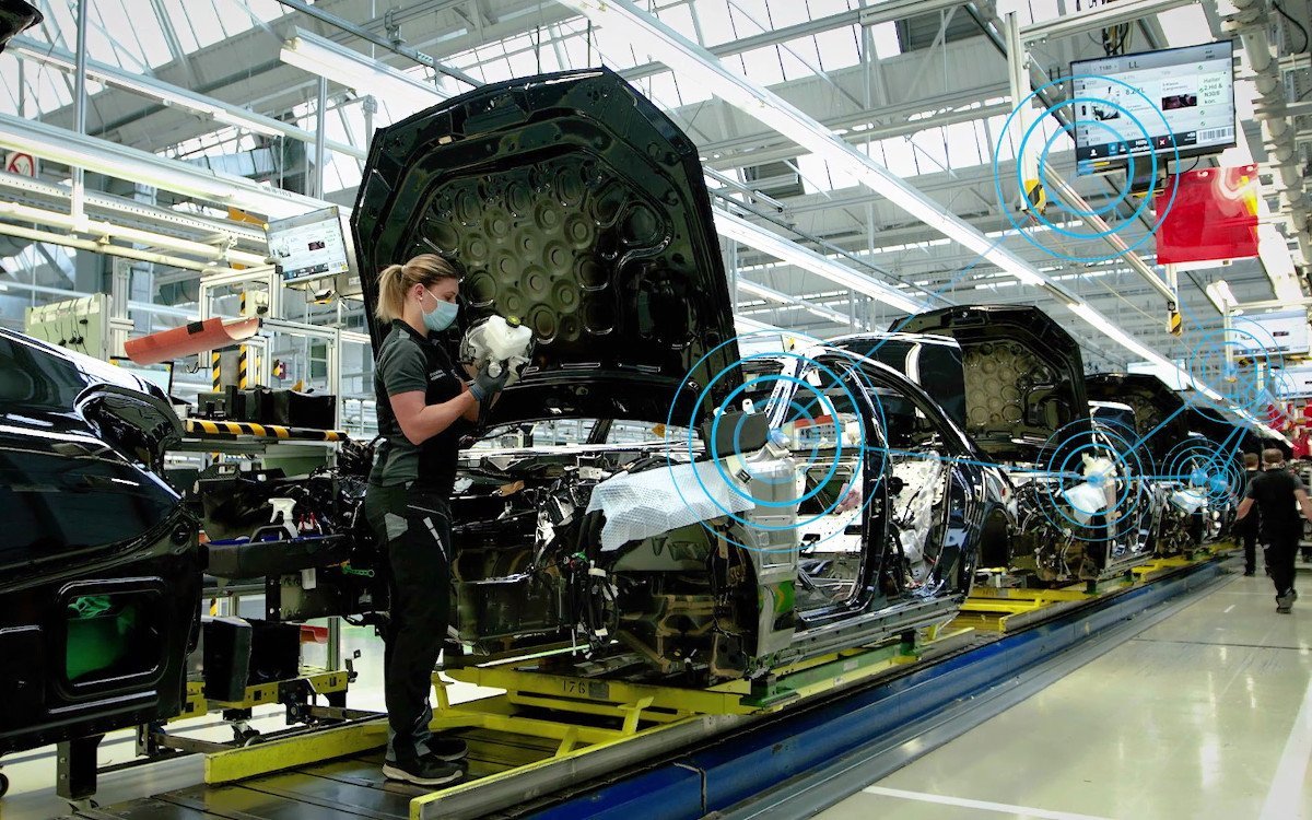 Digital Signage ist omnipräsent im digitalen Mercedes-Benz Produktions-Ökosystem MO360 (Foto: Mercedes Benz)