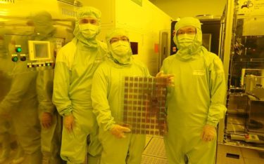 Forscher in Taiwans Industrial Technology Research Institute (ITRI) mit dem weltweit ersten SRD-Display, das zusammen mit Bodle entwickelt wurde (Foto: Bodle Technologies)