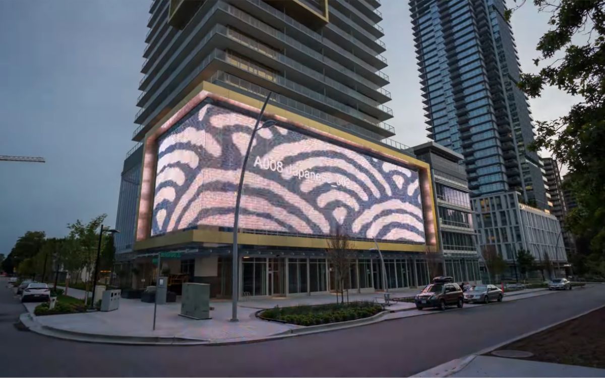 Das transparente LED-Gitter von Planar zeigt Kunstwerke und erlaubt gleichzeitig den Blick von den Büros nach draußen (Foto: Screenshot)