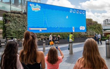 Gamification trifft DooH – Die interaktive Ozean-Reinigungskampagne von Plastic Soup auf Oceans DooH-Screen im Westfield (Foto: Ocean Outdoor)